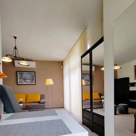 Dr. Strecker Apartment *
